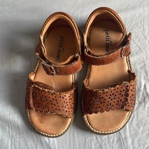 Scallop Flower Velcro Sandals | Cognac size 25 from petit nord